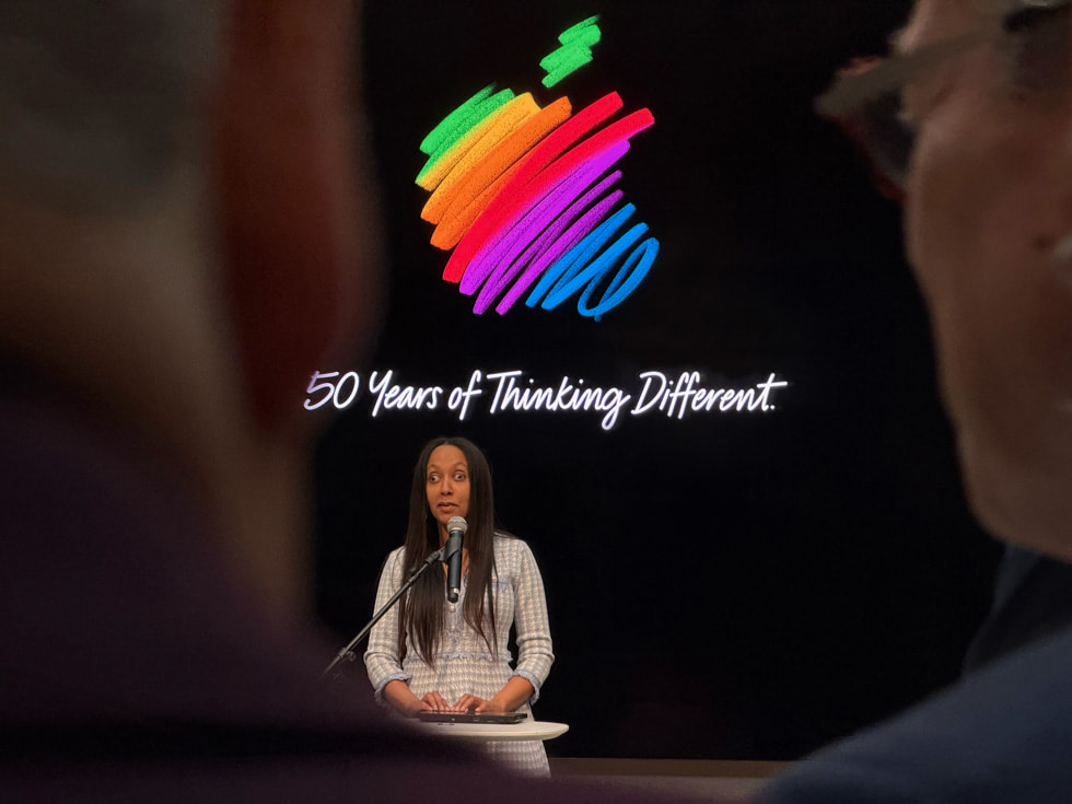 Se muestra a Haben Girma hablando en Apple Carnegie Library, en Washington, D.C.