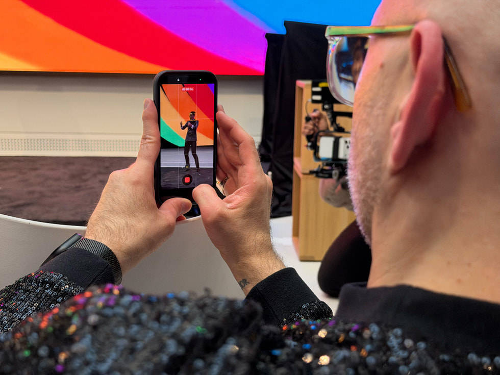 Un participante del evento en Apple Carnegie Library, Washington, D.C., graba un video con su iPhone.