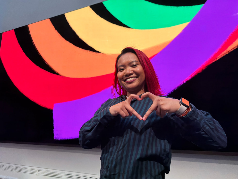 Una participante del evento en Apple Carnegie Library, Washington, D.C., posa formando un corazón con sus manos.