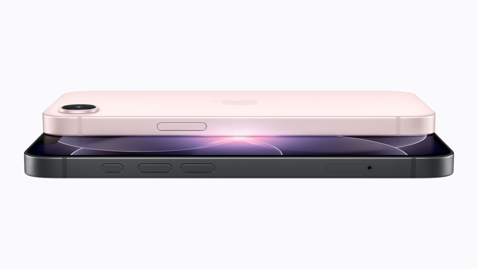 Dos dispositivos iPhone 17e, uno en negro y otro en rosa pálido, uno encima del otro.