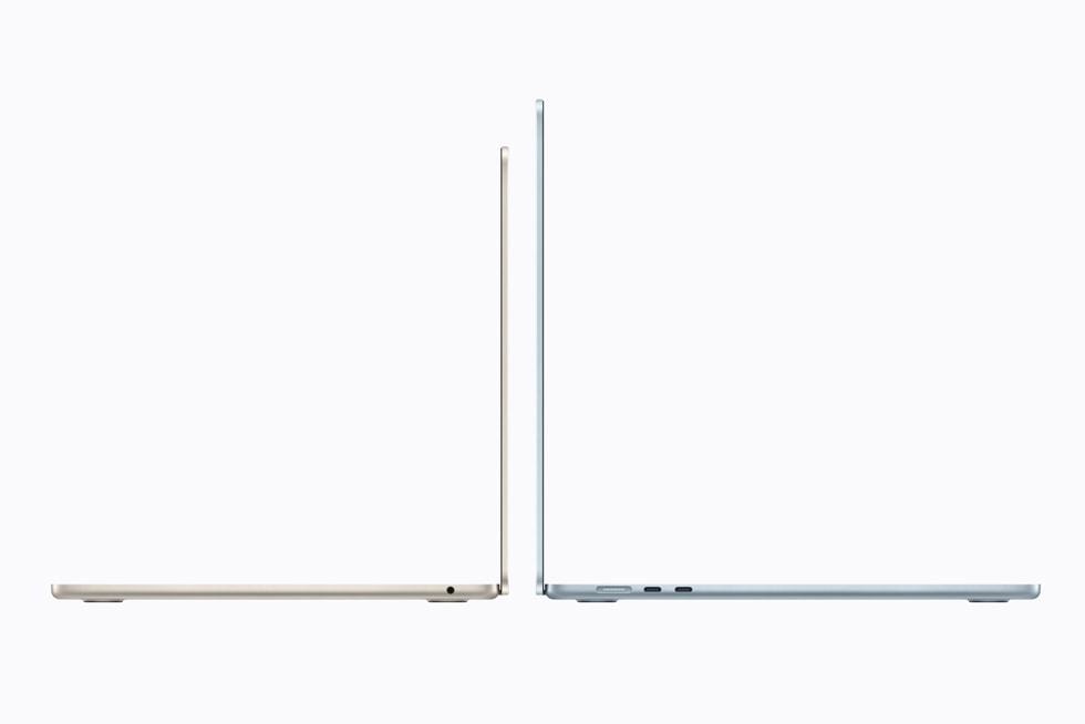 Imagen de una MacBook Air de 13 pulgadas color blanco estelar junto a una MacBook Air color azul cielo.