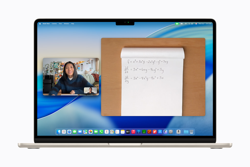 Una MacBook Air muestra una llamada de FaceTime con una ventana de Vista del Escritorio donde se ve un problema matemático escrito a mano en una hoja de papel.