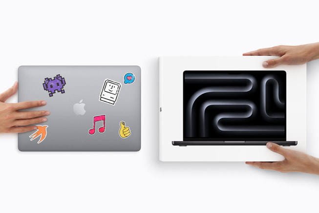 Une main tient l’ancien MacBook d’un client, et deux mains tiennent un nouveau MacBook Pro dans son coffret.