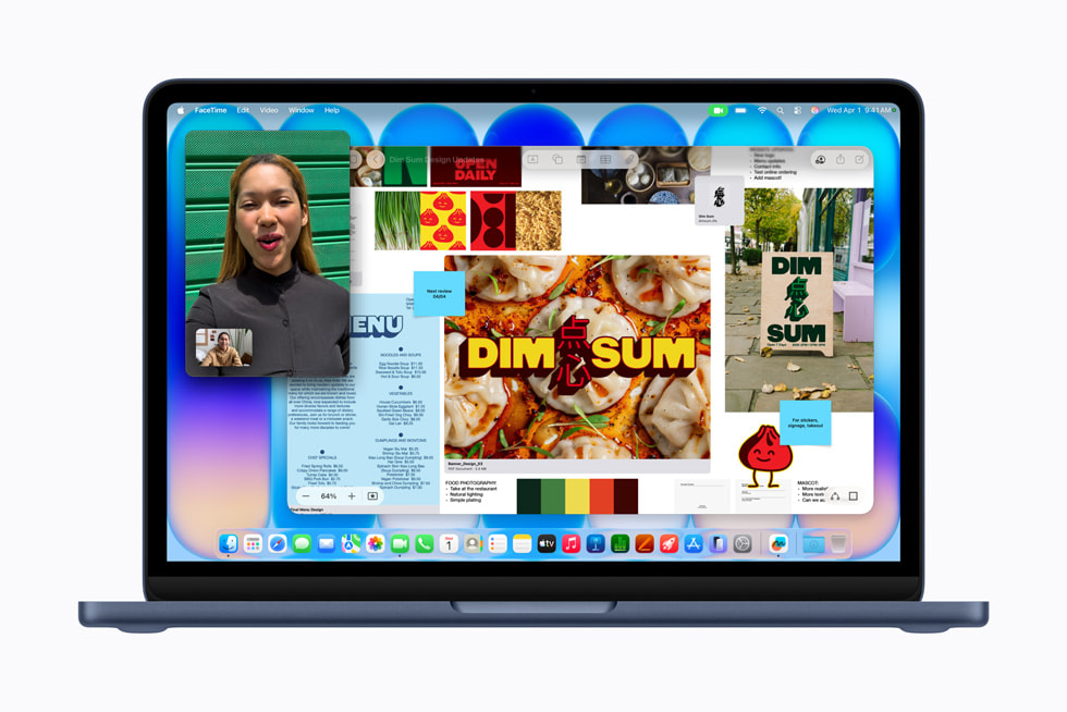 Una persona trabaja en varias apps a la vez en una MacBook Neo índigo.