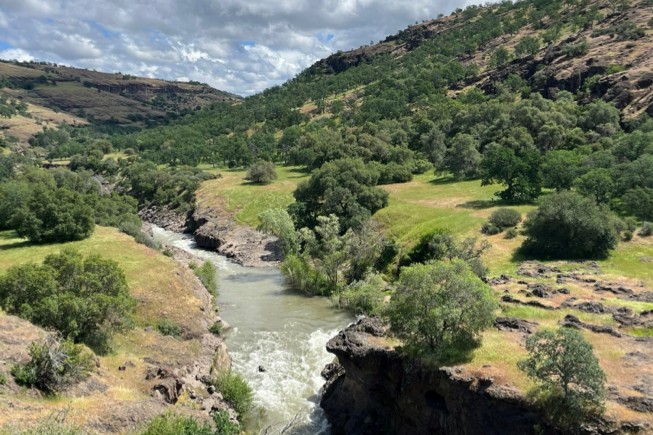 Un arroyo de agua fresca atraviesa un valle.