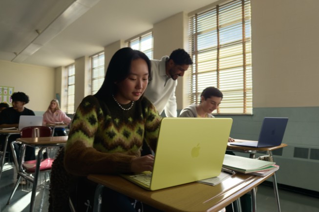 Estudiantes usan una Macbook Neo en un salón de clases.