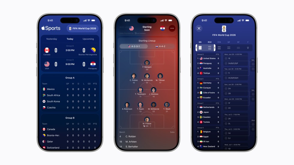 Tres dispositivos iPhone 17 Pro muestran la experiencia de la app Apple Sports, incluyendo los resultados de los equipos favoritos de un usuario, la alineación titular de un partido de fútbol y los grupos de la Copa Mundial.