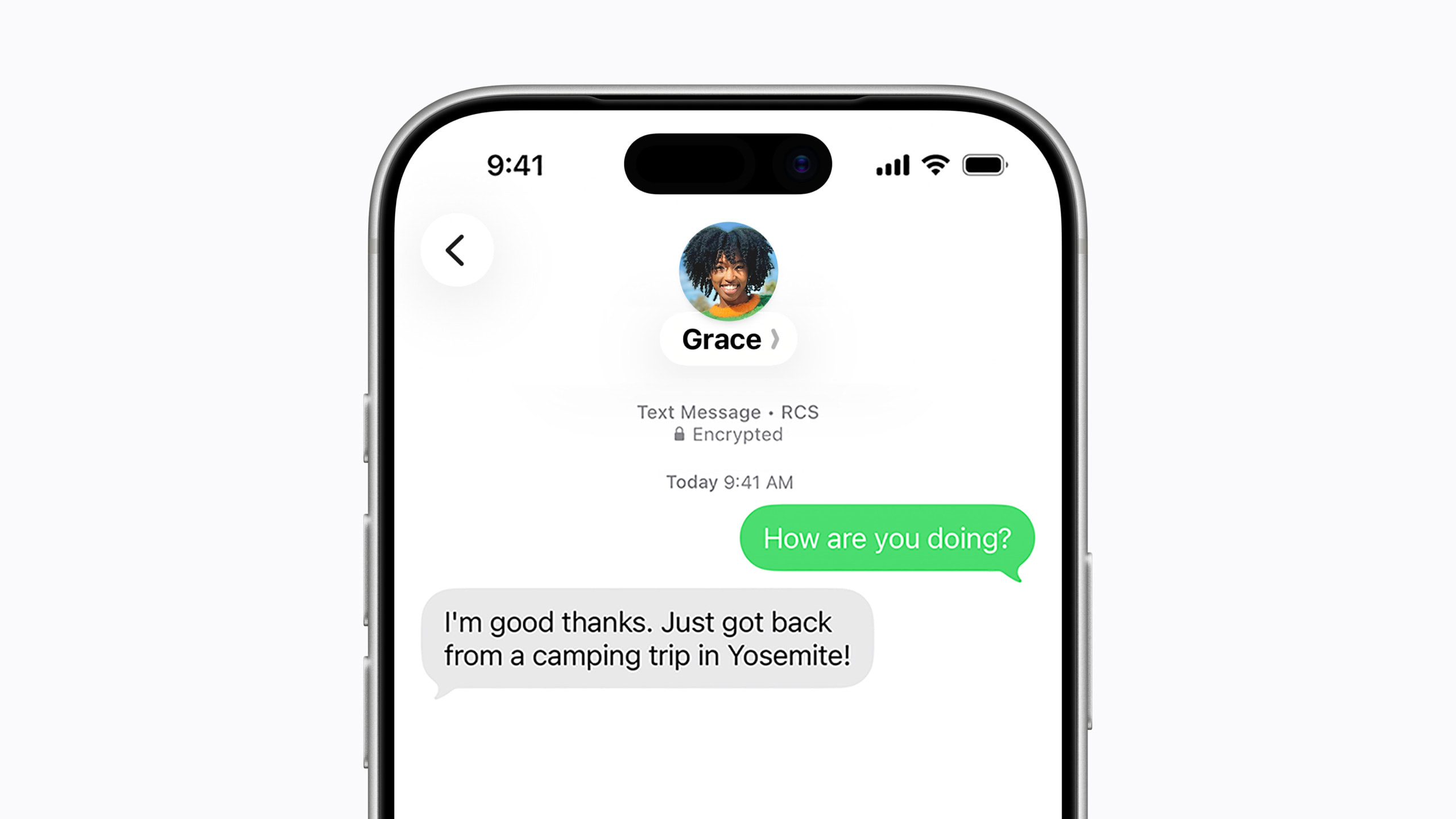 Una captura de pantalla del iPhone 17 Pro que muestra una conversación de chat RCS encriptada de extremo a extremo. El mensaje "¿Cómo estás?" se ve en pantalla.