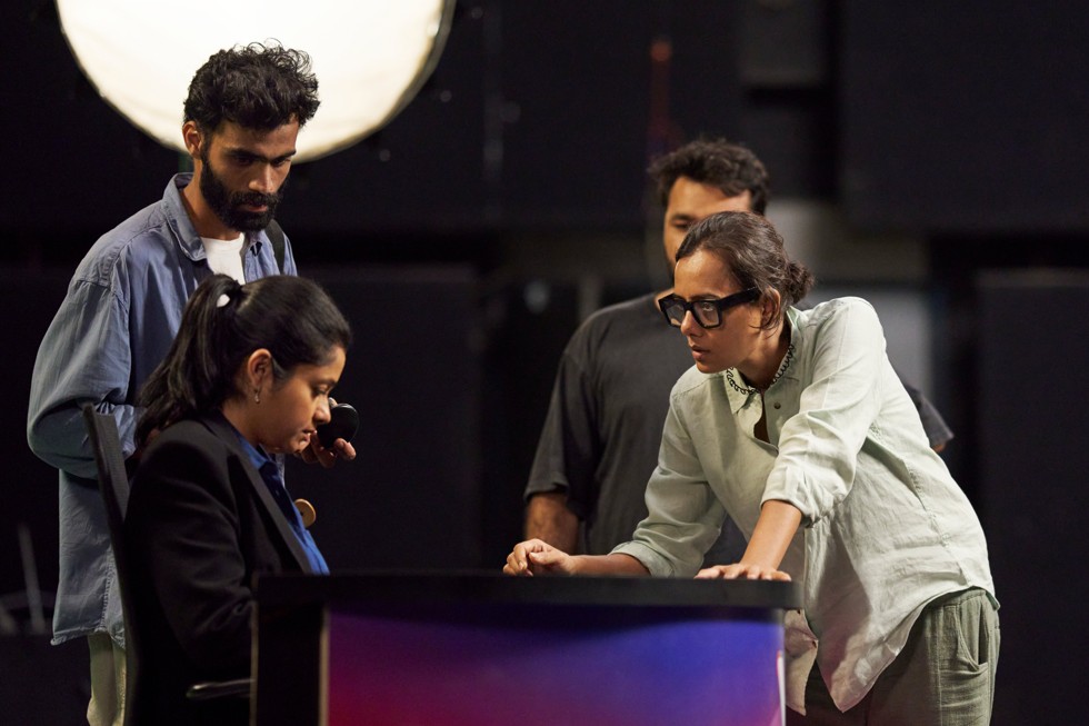 En el set, Dhritisree Sarkar y su equipo conversan sobre una escena con una actriz.