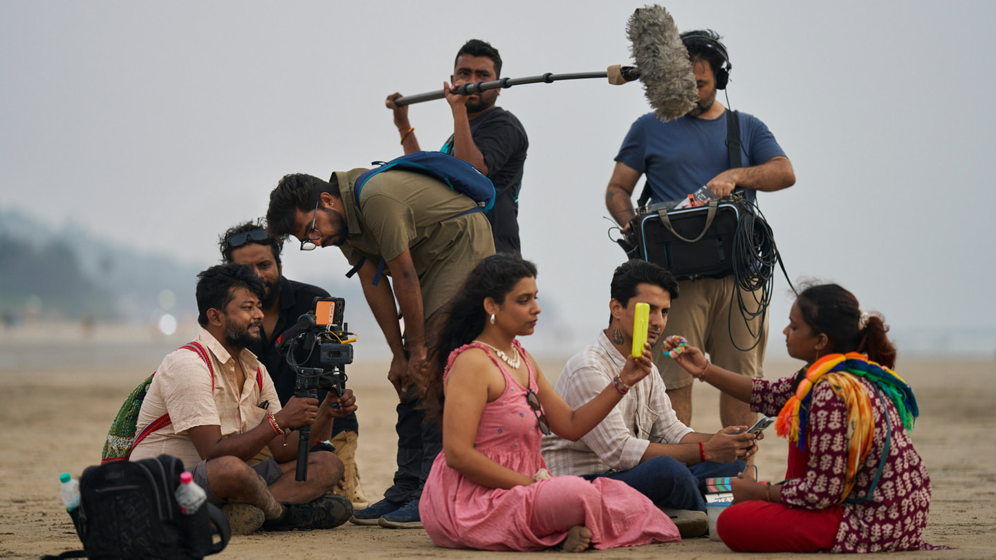 Ritesh Sharma y su equipo en la grabación de una escena en exteriores de “She Sells Seashells”.