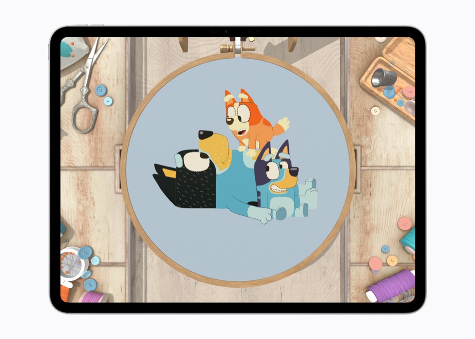 ゲーム「stitch.」の静止画。木製の刺繍枠内に示されている、完成した「ブルーイ」の2つのキャラクターのクロスステッチ。