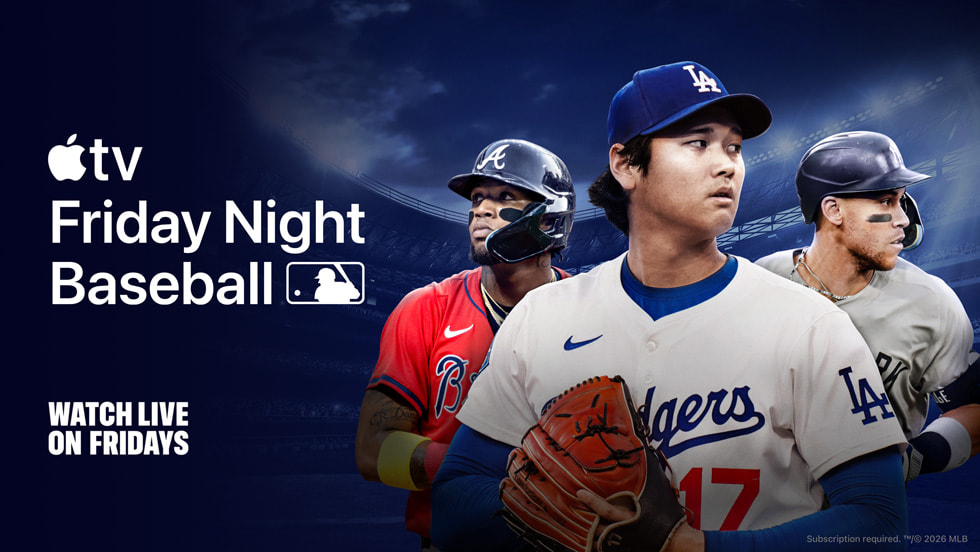 นักเบสบอลสามคนในสนาม พร้อมโลโก้ Apple TV “Friday Night Baseball”