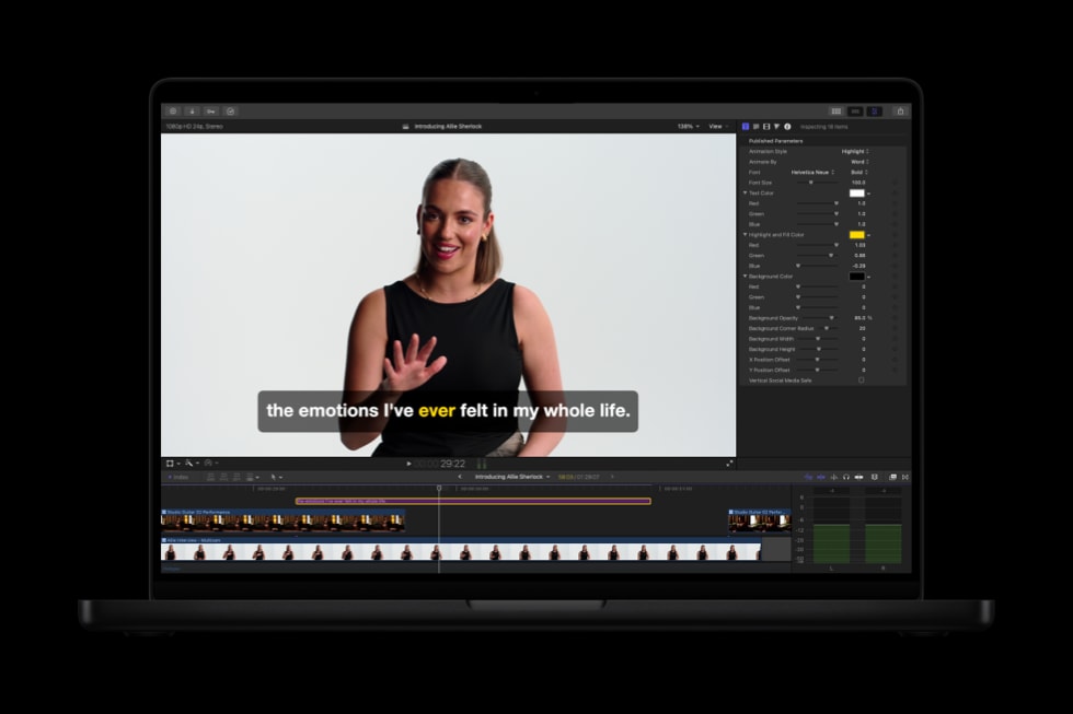 Una MacBook Pro muestra la funcionalidad de creación de subtítulos en Final Cut Pro.
