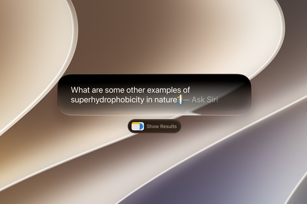 Pantalla de una MacBook que muestra a Siri AI integrado en Spotlight y respondiendo una pregunta.
