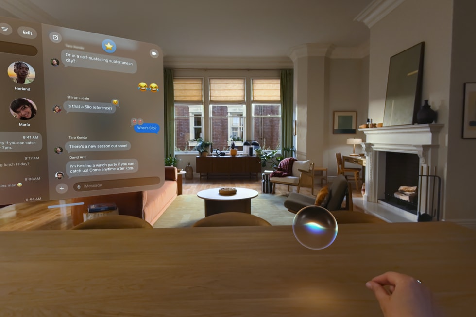 Vista de un usuario en un Apple Vision Pro que muestra una visualización 3D que se puede usar para activar Siri.