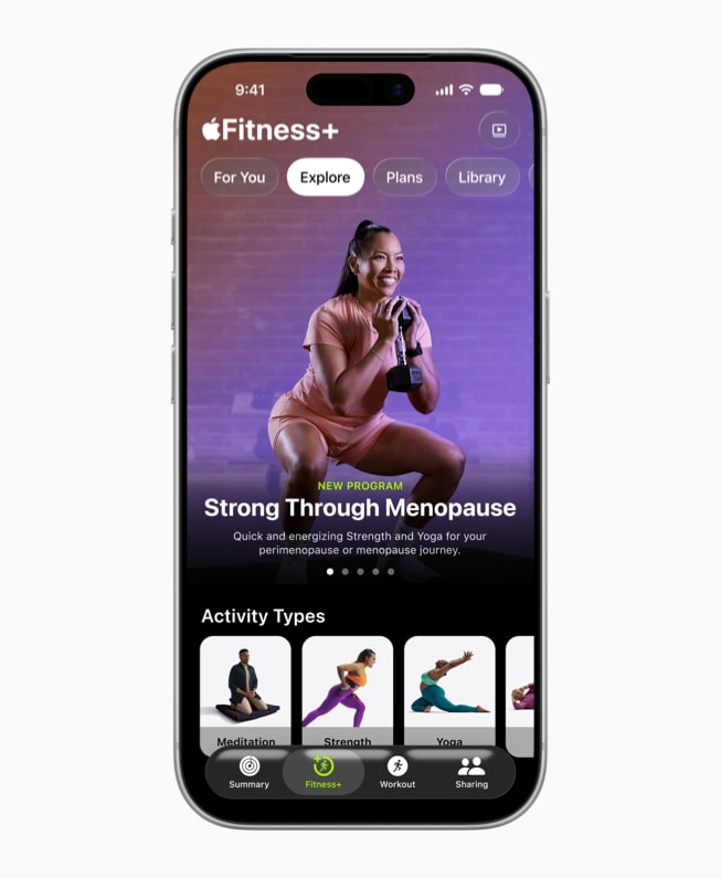 Pantalla de Apple Fitness+ en un iPhone 17 Pro que muestra el programa Strong Through Menopause.