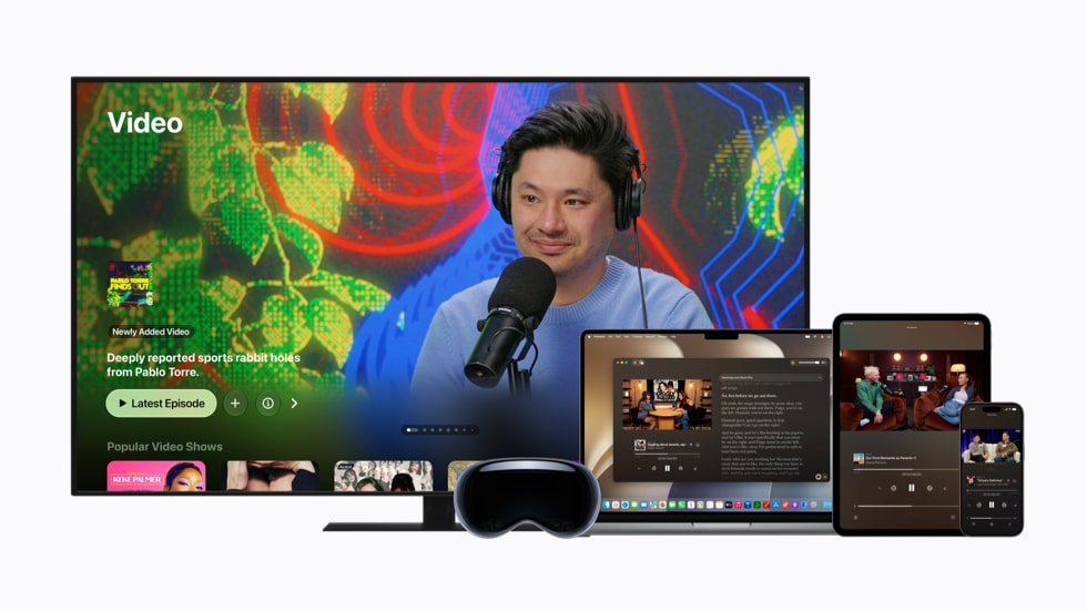 Imagen de un televisor, un Apple Vision Pro, una MacBook, un iPad y un iPhone con videos de varios podcasts en sus pantallas.