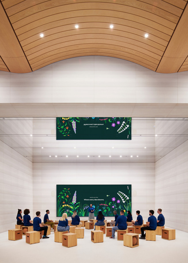 Mensen zitten aan het Forum in Apple Brompton Road.