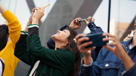 iPhone XR ile fotoğraf çeken müşteriler.