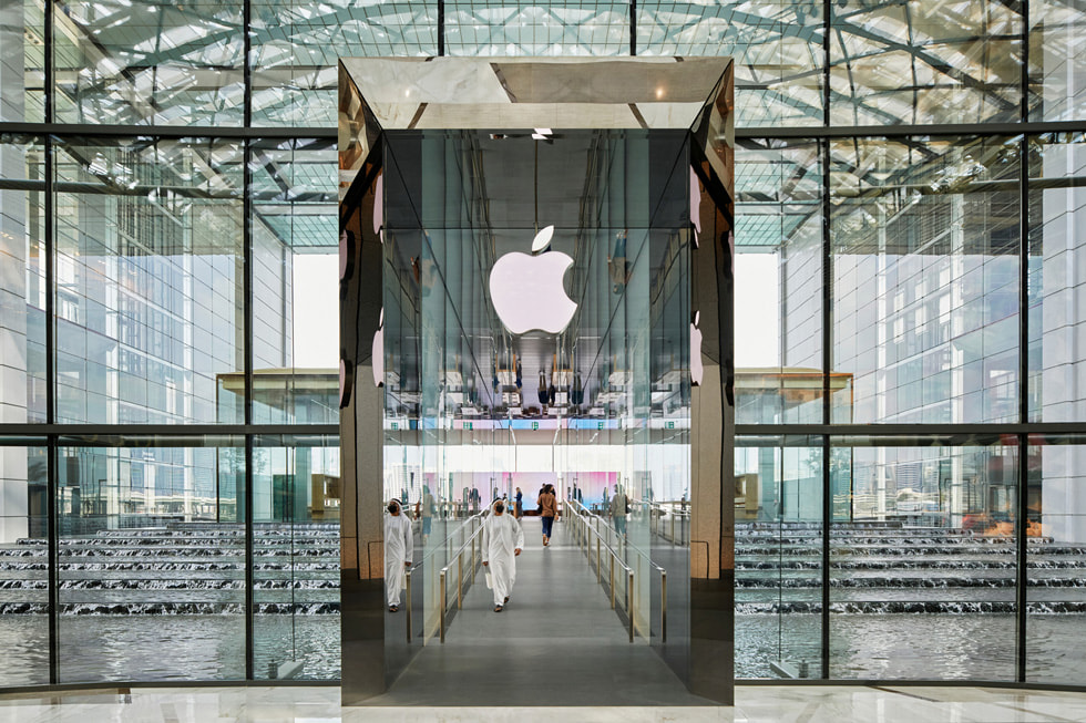 السقف المعدني العاكس داخل متجر Apple بجزيرة المارية. 