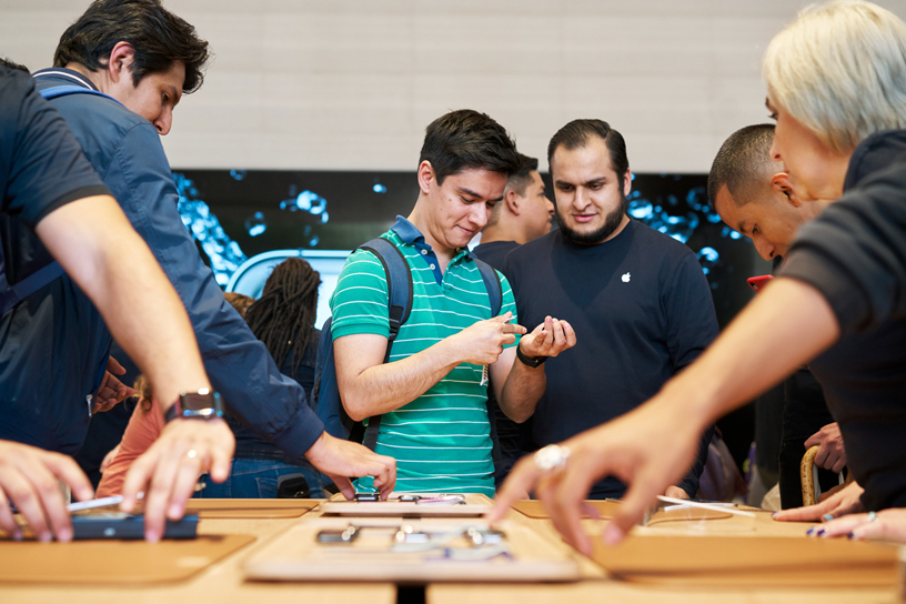 Kunde, som prøver Apple Watch Series 5 i Apple Antara.