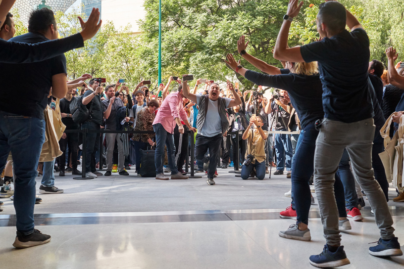 Kunder på vej ind i den nye Apple Antara-butik i Mexico City.