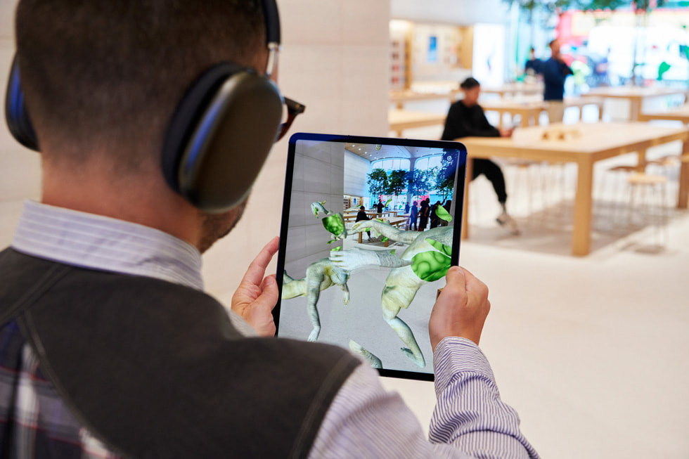 Iemand houdt een iPad Pro vast en bekijkt de AR-app United Visions.