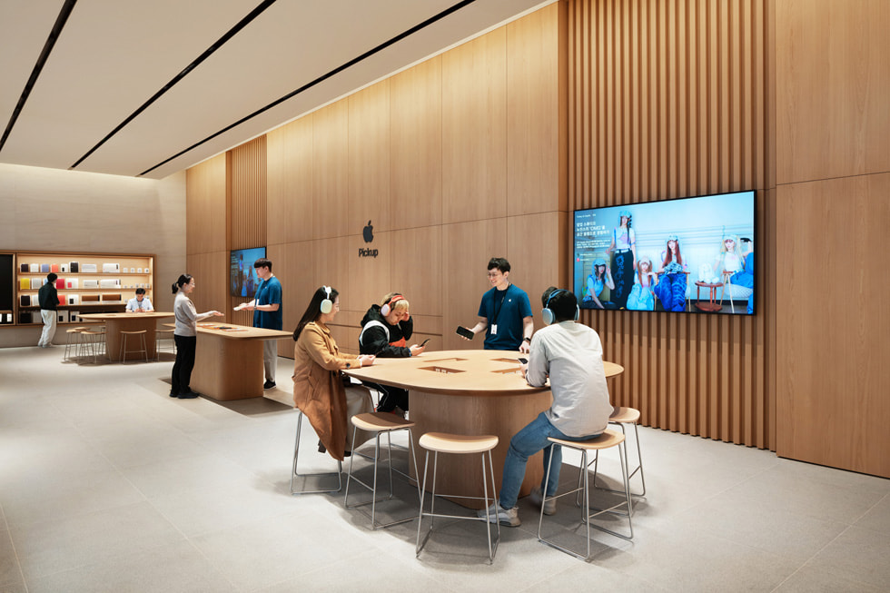 Apple 강남의 Today at Apple 세션에 참석한 고객 및 Apple Creatives의 모습.