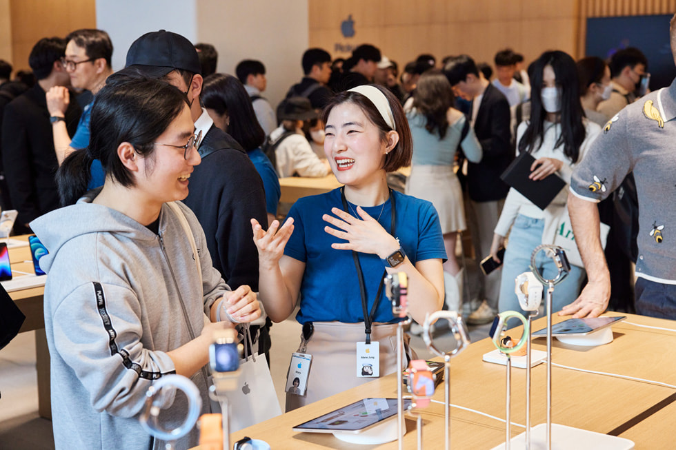 Apple 강남 스토어 팀원들이 고객과 Apple Watch를 