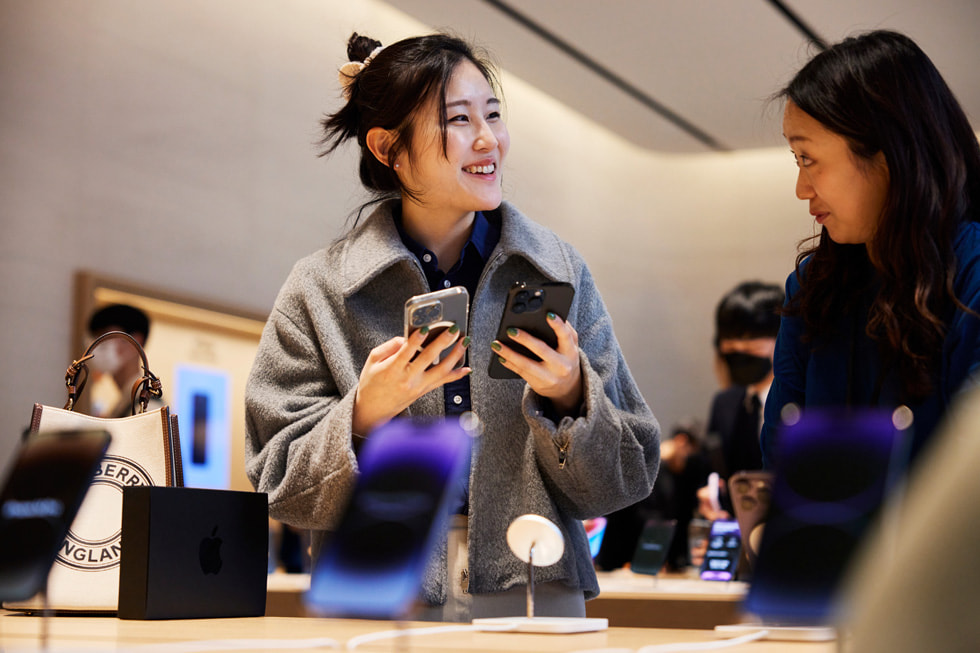 Apple 강남에서 고객이 새로운 iPhone 14 Pro를 들고 있다.