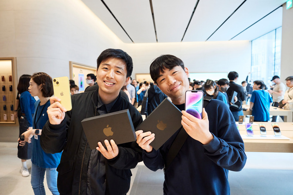 Apple 강남에서 iPhone 14을 들고 있는 고객.