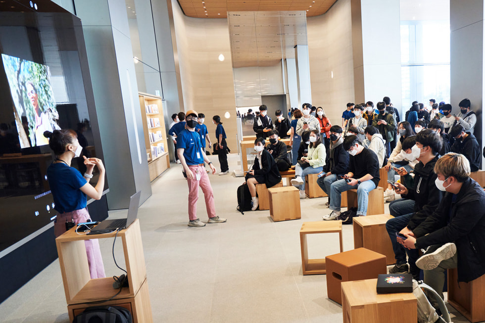 Apple 명동에 위치한 Forum과 비디오 벽의 모습.