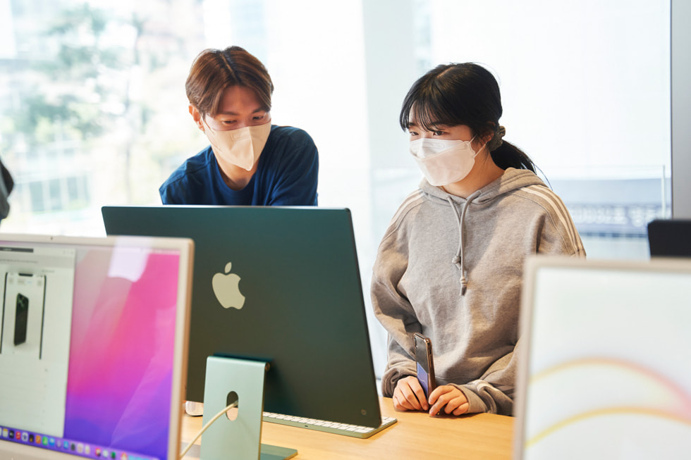 Apple 명동 개장 날 고객을 안내하는 Apple 명동 직원의 모습.