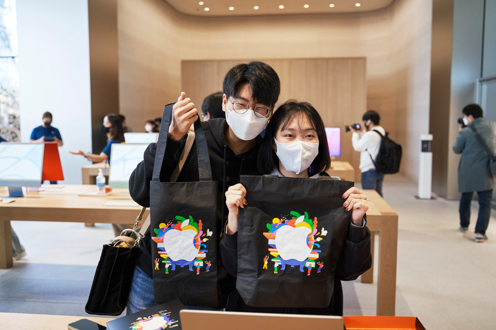 Apple 명동 개장 날을 기념하는 고객의 모습.