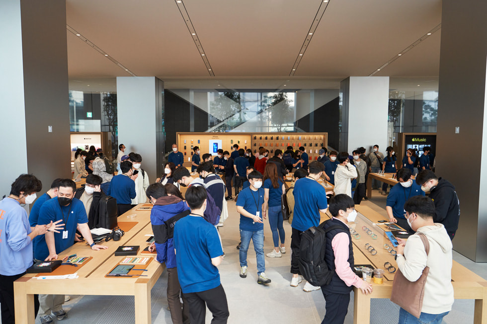 Apple 명동 개장 날 고객 및 Apple 직원의 모습.