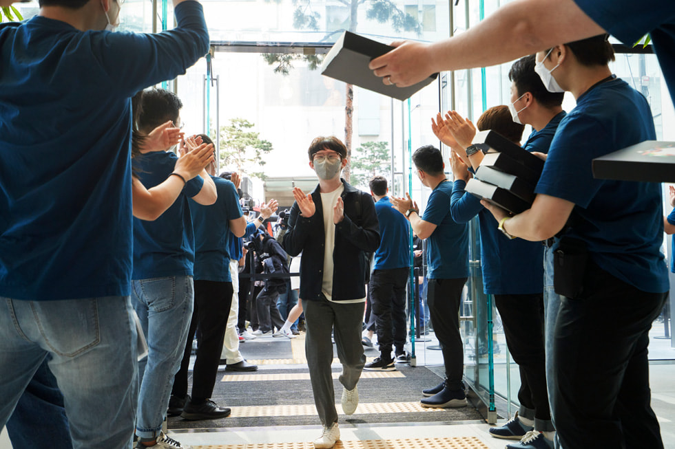 Apple 명동 직원이 스토어 개장 날 입장하는 방문객들을 맞이하는 모습.