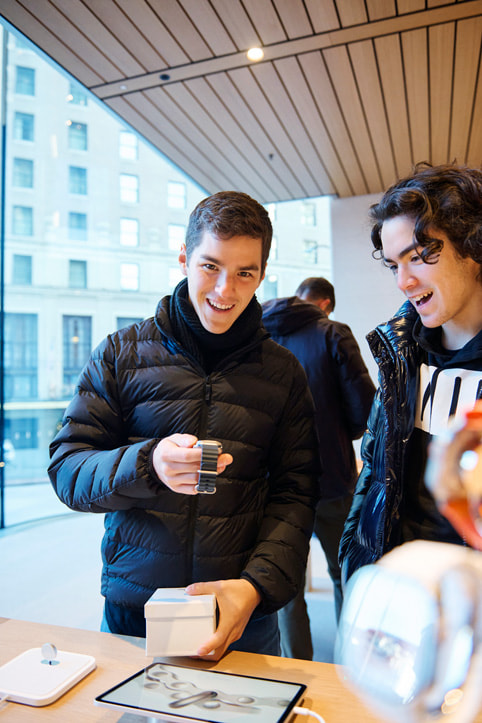 Khách hàng đang quan sát các sản phẩm mới nhất trong Apple Pacific Centre mới tại Vancouver, Canada.