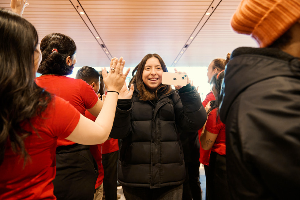 Những khách hàng đầu tiên bước vào Apple Pacific Centre mới tại Vancouver, Canada.