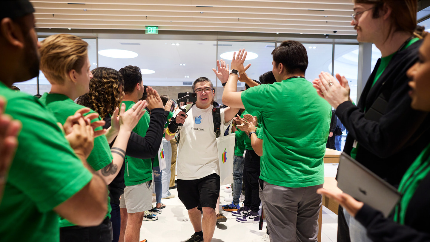 Butiksmedarbetarna applåderar när kunderna promenerar in på Apple Tysons Corner.