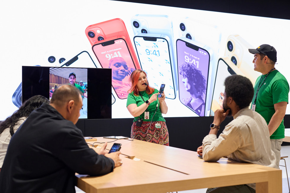 Kunder samlas vid Today at Apple-bordet på Apple Tysons Corner.