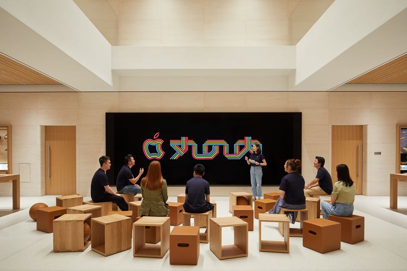 الردهة ذات الارتفاع المزدوج في متجر Apple Marunouchi.
