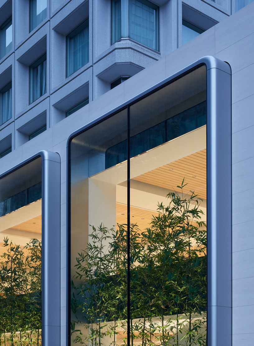 نوافذ العرض الخارجية على طابقين في متجر Apple Marunouchi.