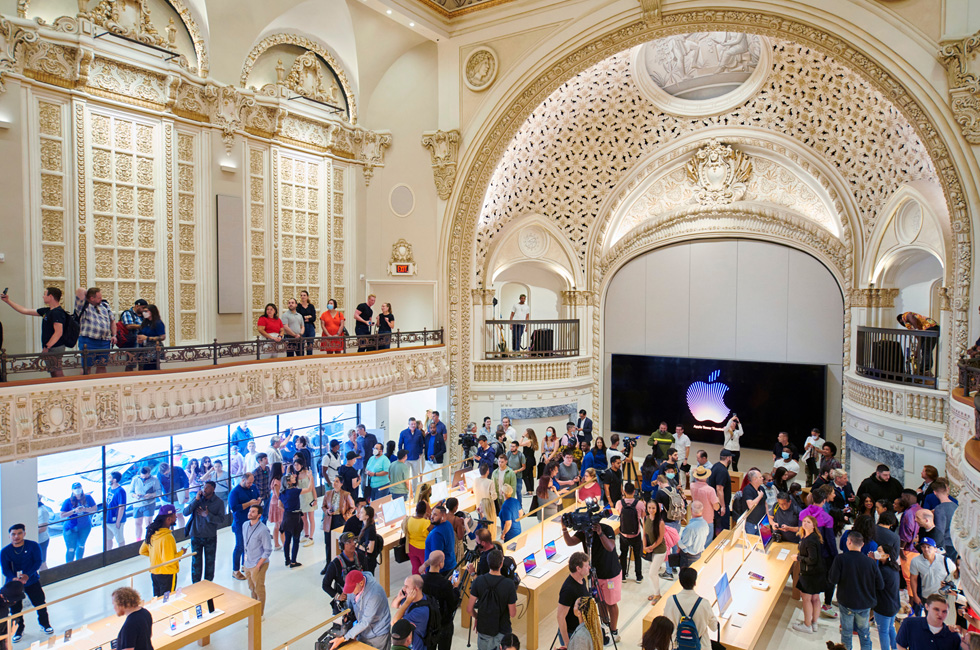 Kunder samles på det primære salgsareal i Apple Tower Theatre på åbningsdagen.
