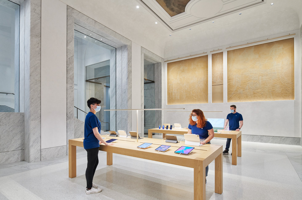 Membres de l’équipe de l’Apple Via del Corso préparant le magasin.