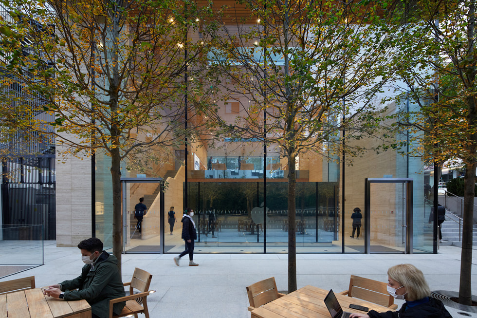 Apple Bağdat Caddesi'nin bahçesi.