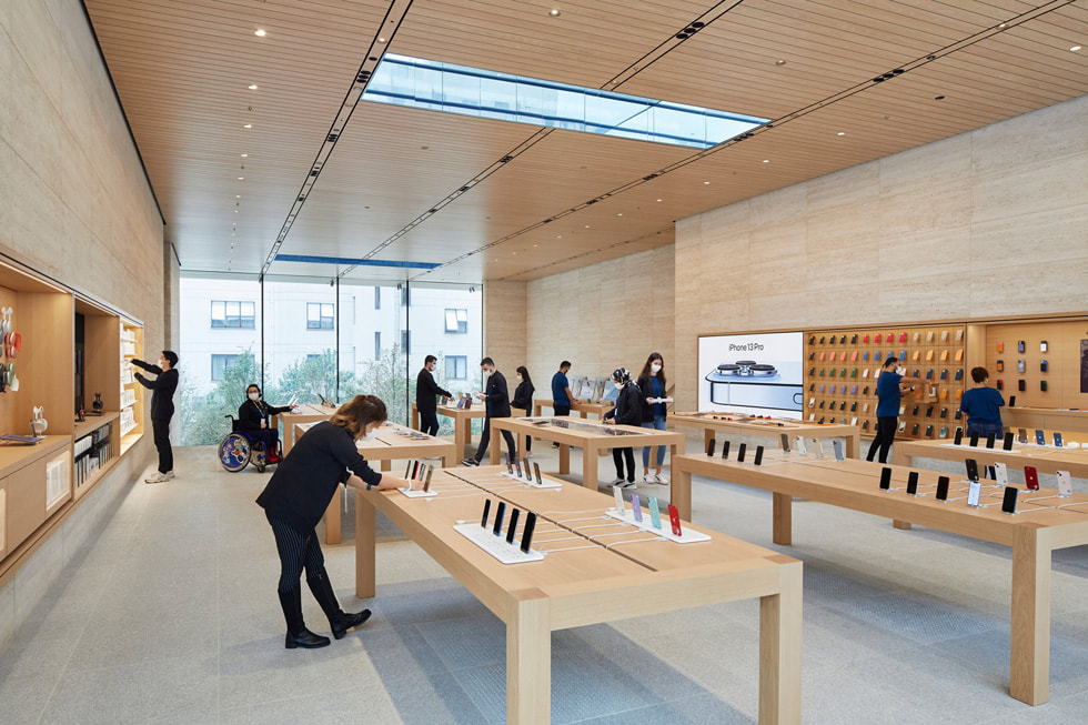 Apple Bağdat Caddesi'nin üst katından cadde görünümü.