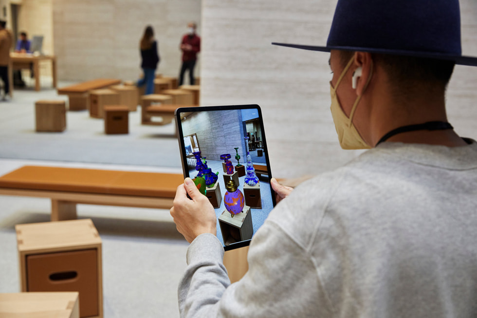 Apple Bağdat caddesi ekip üyesi iPad ile.