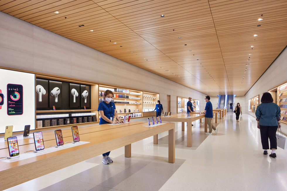 Apple team members getting ready for customers at Apple Marina Bay Sands.
