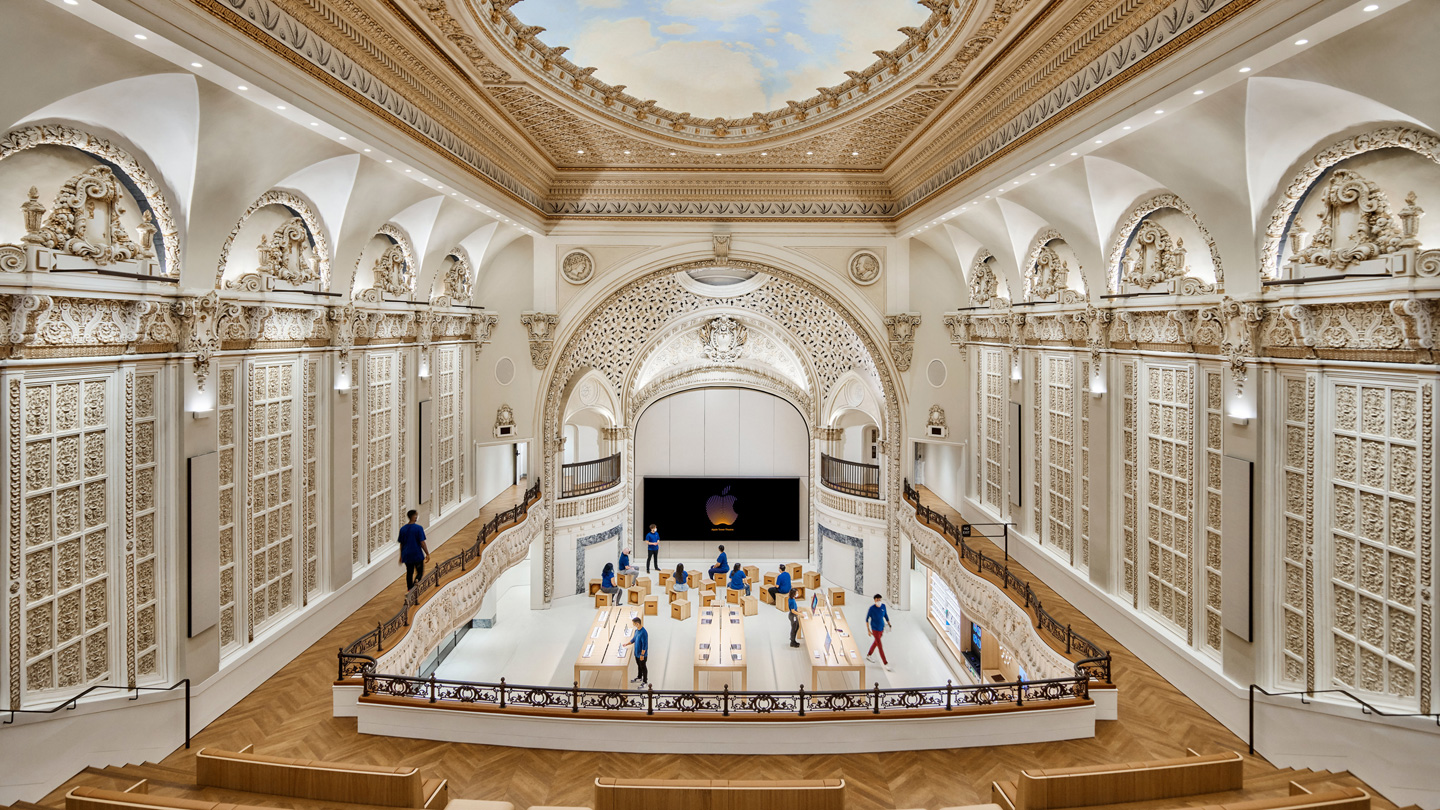 Apple Tower Theatre’ın içeriden çekilmiş bir fotoğrafında kubbe, balkon, forum alanı ve ana satış katı görülüyor.