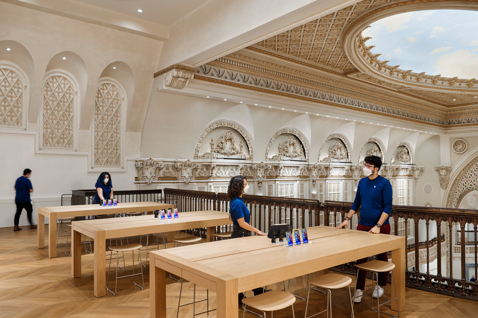 Apple Tower Theatre’ın balkonunda bulunan Genius Bar.